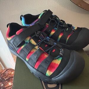 Brand New Kids Keen Hiking Shoes Size 5